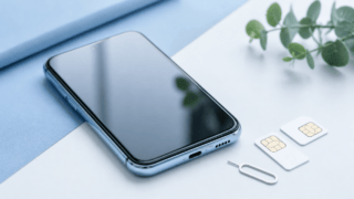 スマートフォンとSIMカードを並べた乗り換え手続きの準備イメージ