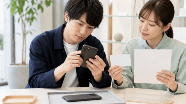 中古スマートフォンの状態と支払い条件を確認する相談風景