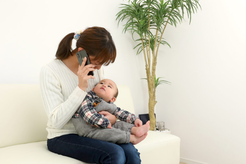 電話をかける女性